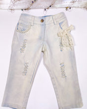 Load image into Gallery viewer, LIGHT WASH DISTRESSED JEANS
