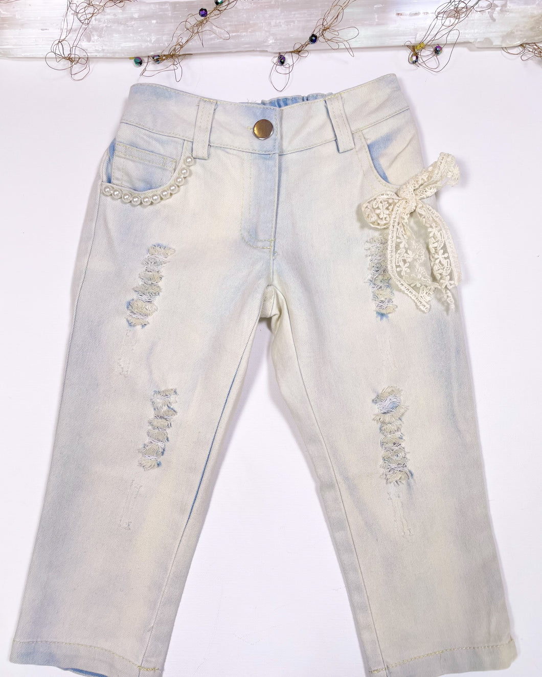 LIGHT WASH DISTRESSED JEANS