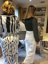 Load image into Gallery viewer, WHITE/BLACK WAVY LINES BLOUSE
