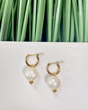 Load image into Gallery viewer, PEARLS EARRINGS
